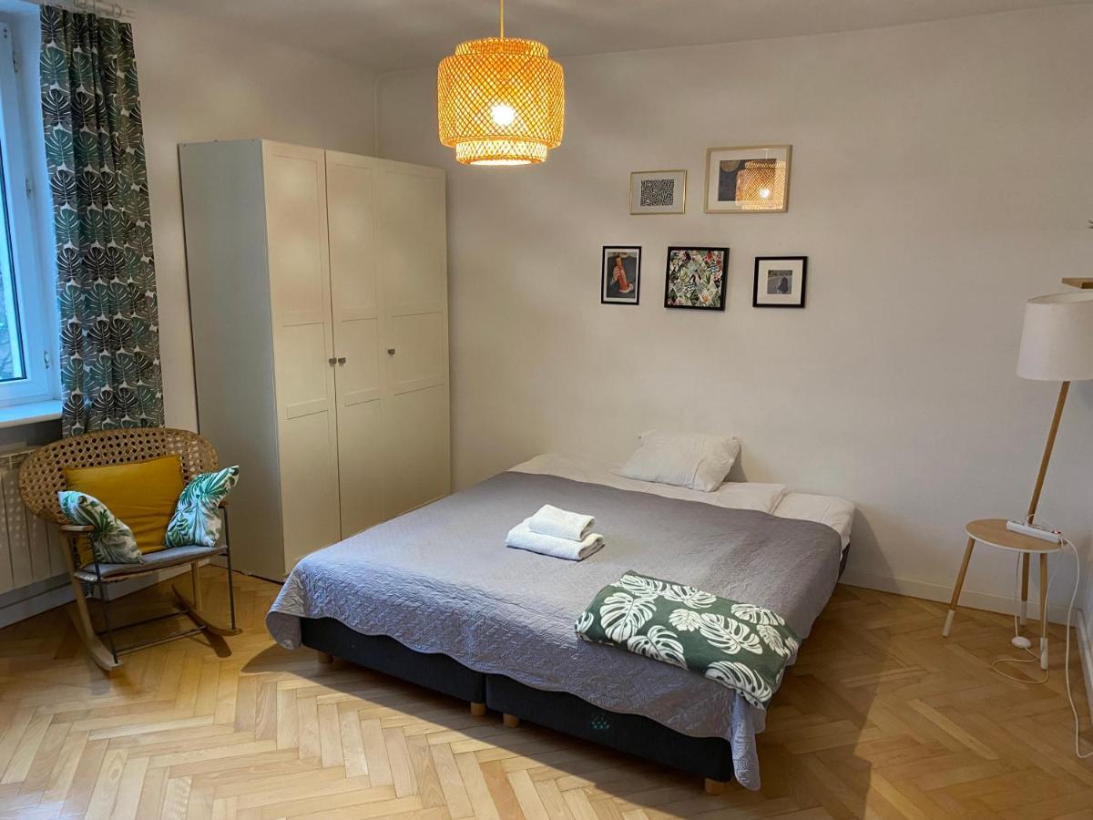 Slow Life Apartment Next To Metro Station Варшава Экстерьер фото